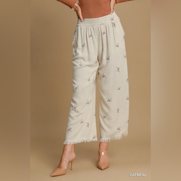 U20 Umgee Cream Wide-Leg Cropped Pants with Bow Pattern - Picture 2 of 5